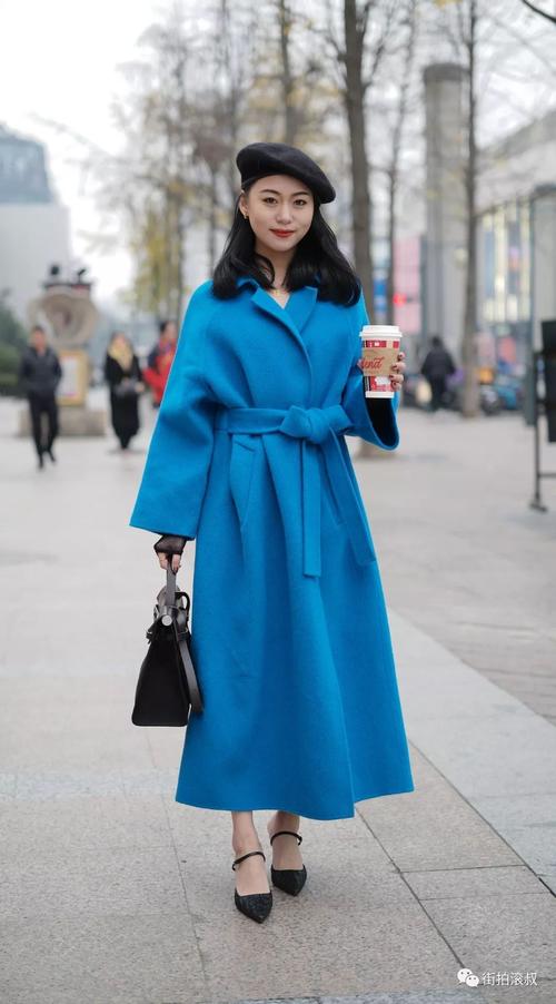 湖蓝色大衣怎么搭配