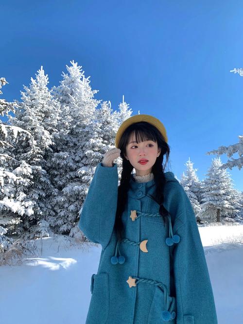 湖蓝色大衣怎么搭配