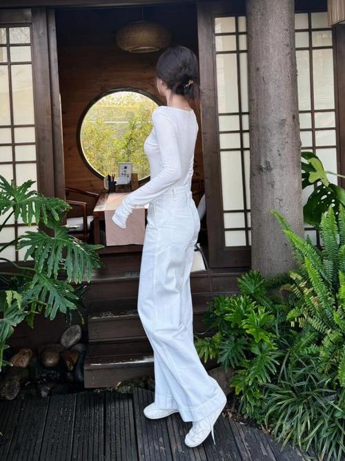 白色打底长裤怎么搭配上衣