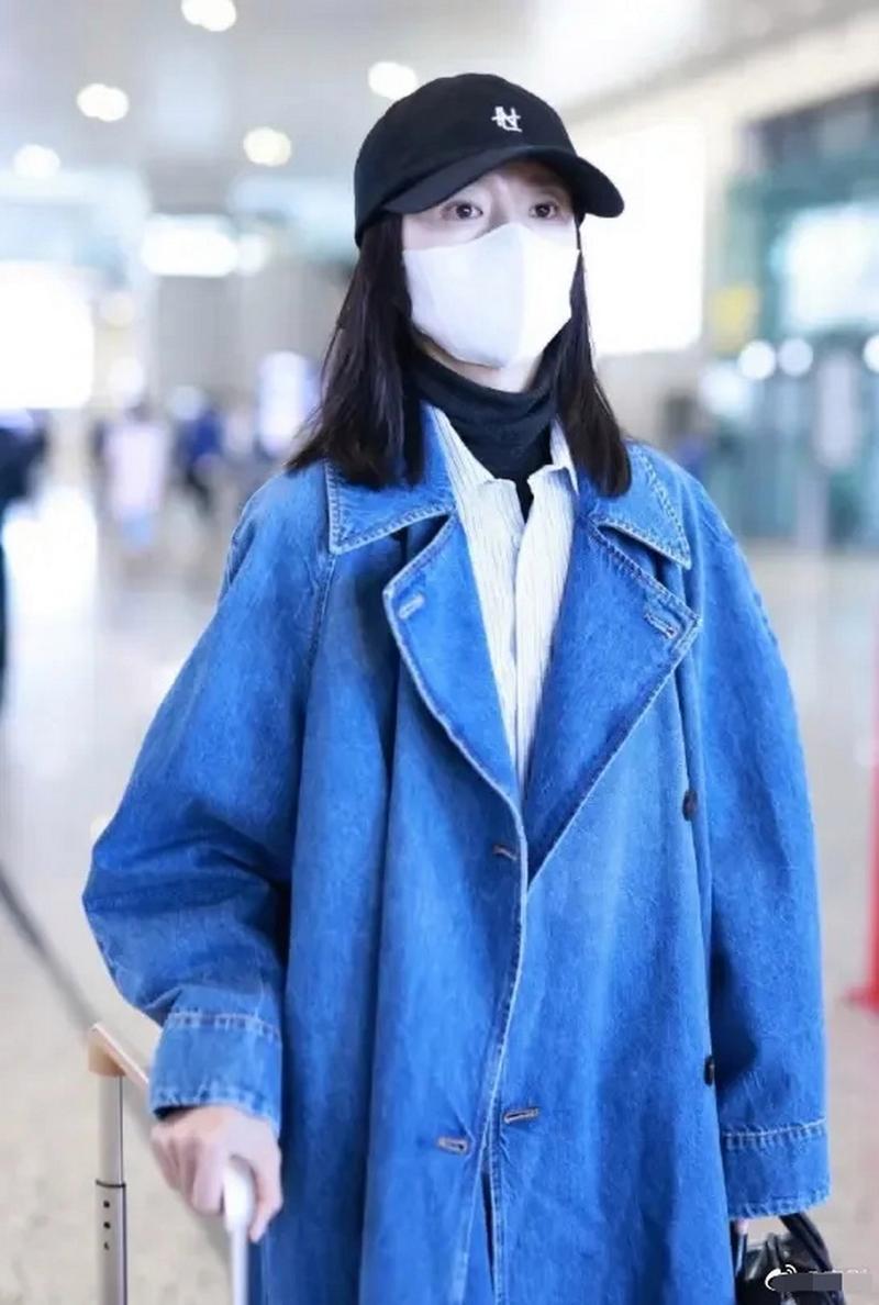 蓝色风衣怎么搭配图片