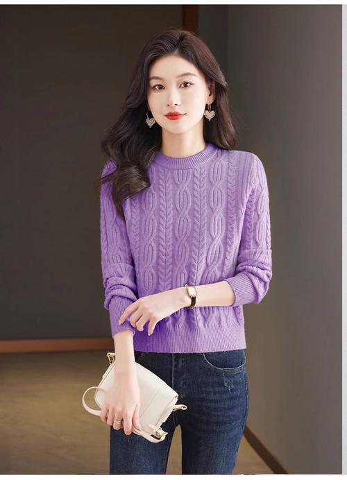 紫色圆领针织毛衣里面怎么搭配