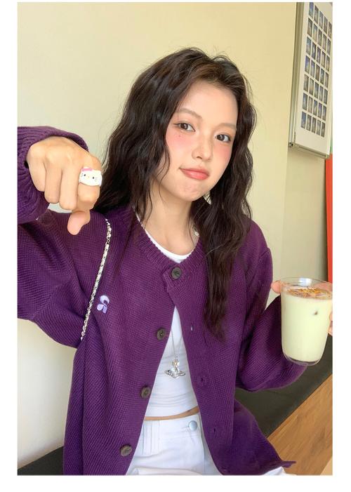 紫色圆领针织毛衣里面怎么搭配
