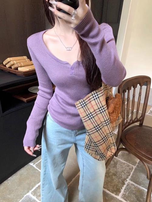 紫色圆领针织毛衣里面怎么搭配