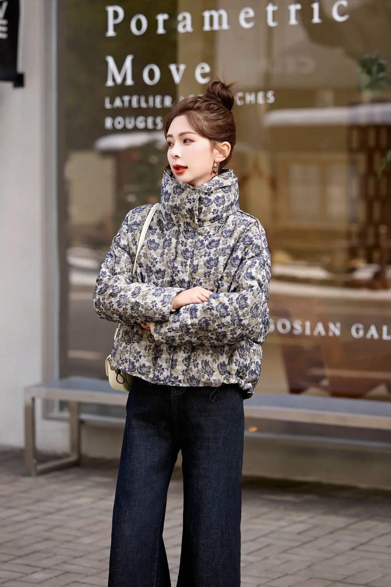 复古印花羽绒裤怎么搭配衣服