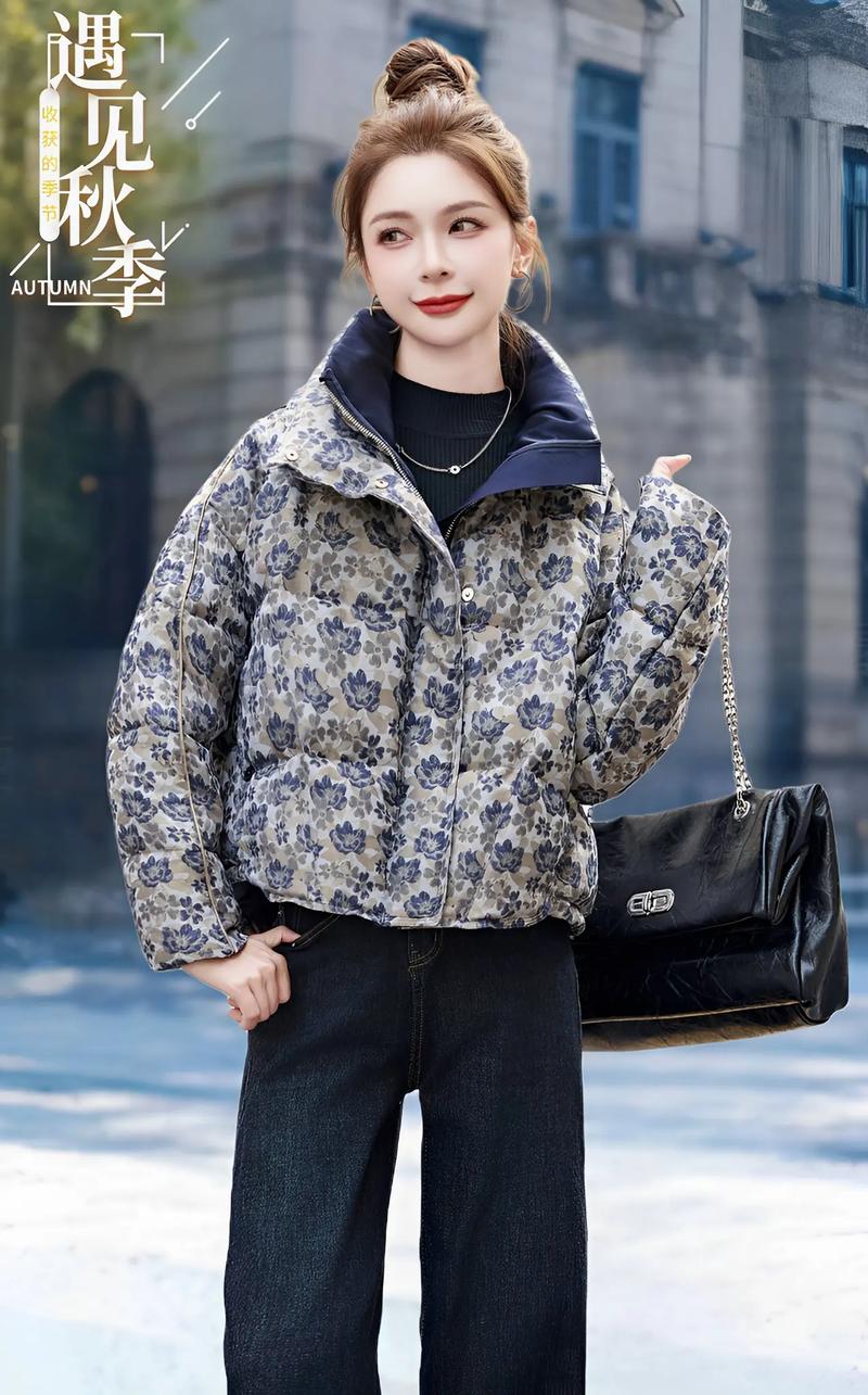 花色羽绒裤怎么搭配衣服