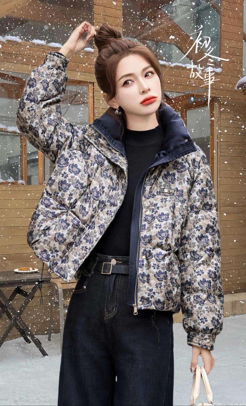 花色羽绒裤怎么搭配衣服