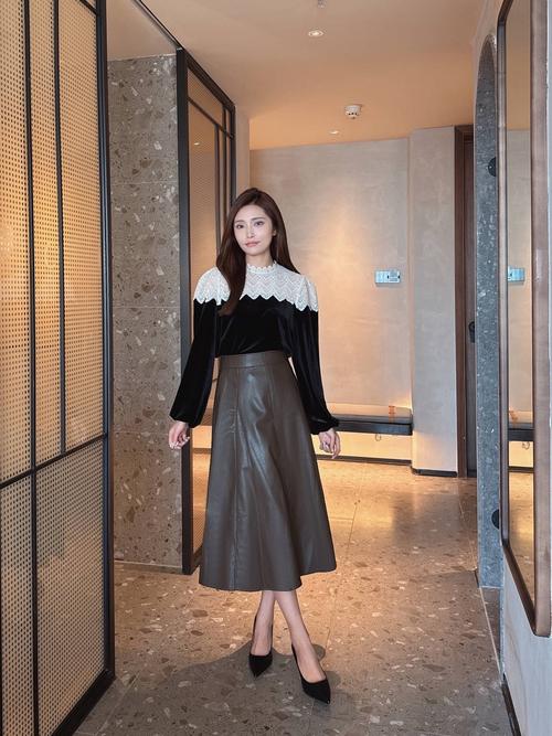 a字皮裙怎么搭配