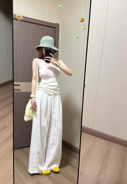 白色直筒裤配什么上衣