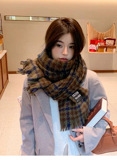 千鸟格大衣怎么搭配围巾