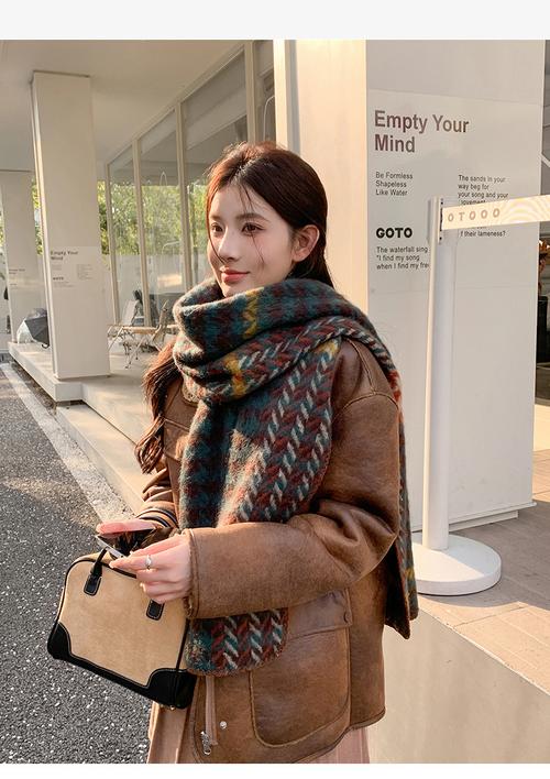 千鸟格大衣怎么搭配围巾