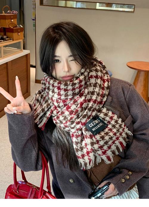 千鸟格大衣怎么搭配围巾