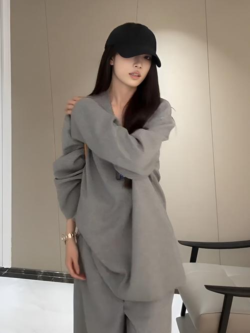 长袖卫衣怎么搭配裤子图片