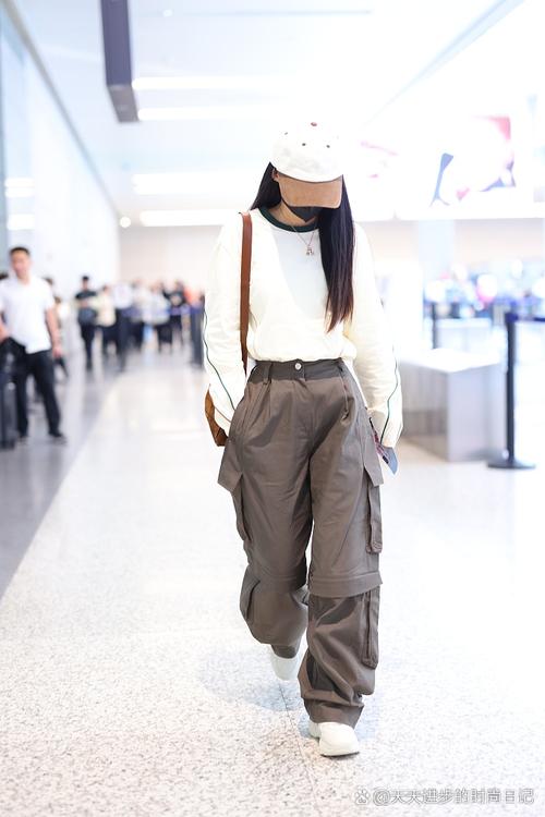 长袖卫衣怎么搭配裤子图片