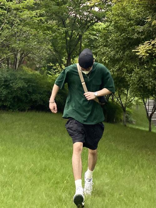 绿色男t恤怎么搭配裤子好看吗