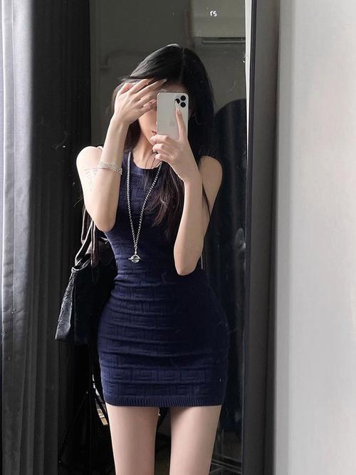 夏天针织包臀裙怎么搭配图片