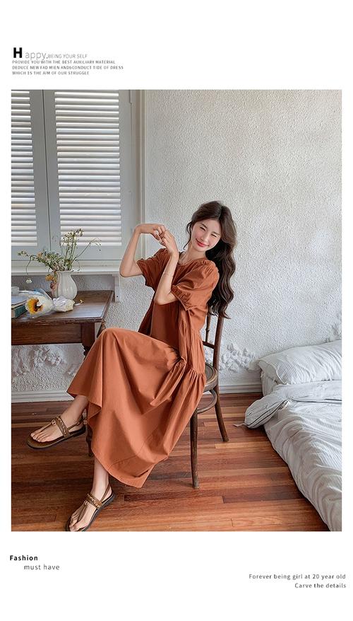 焦糖色连体裙怎么搭配