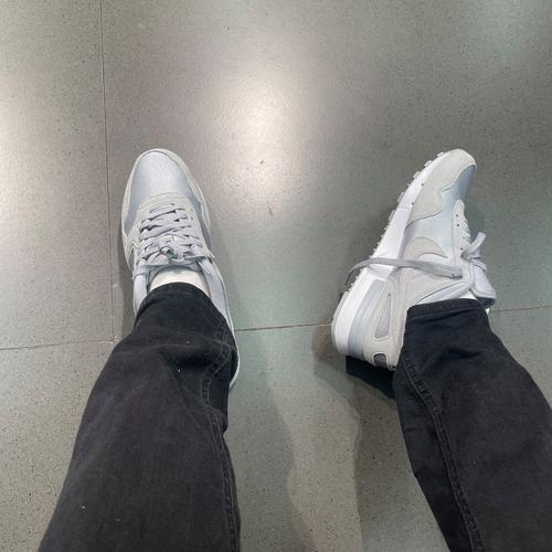 女生穿灰色的鞋子怎么搭配