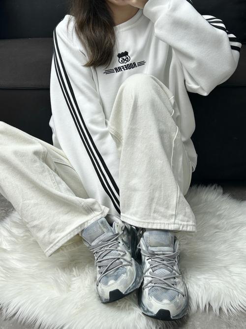 女生穿灰色的鞋子怎么搭配