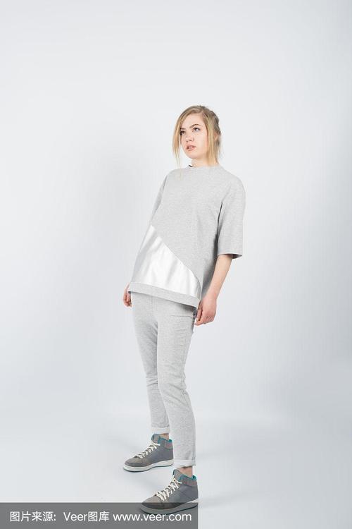 女生穿灰色的鞋子怎么搭配