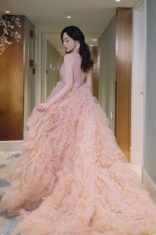 粉红色纱裙怎么搭配上衣