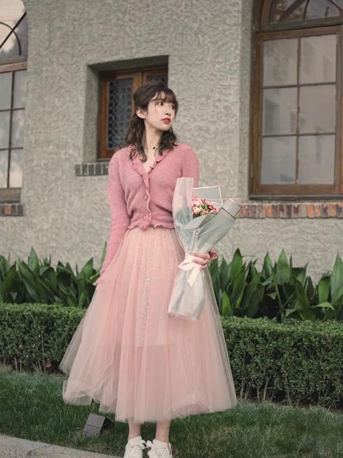 粉红色纱裙怎么搭配上衣