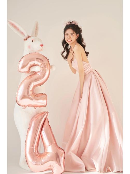 粉红色纱裙怎么搭配上衣