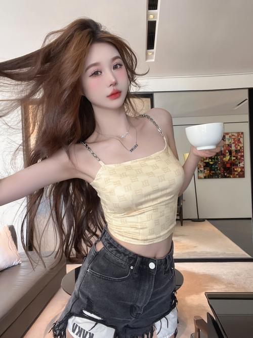 学生露脐装下面怎么搭配图片