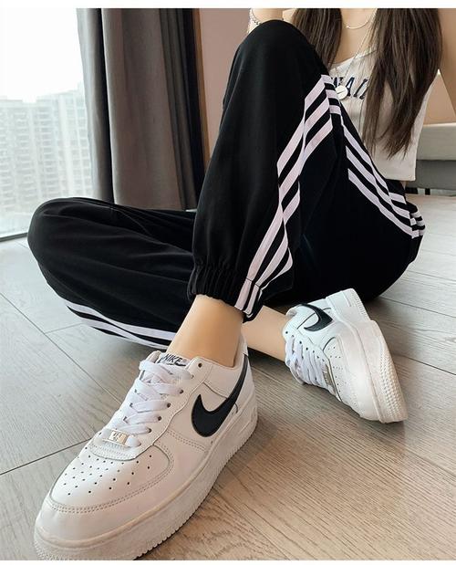 运动裤怎么搭配鞋子好看