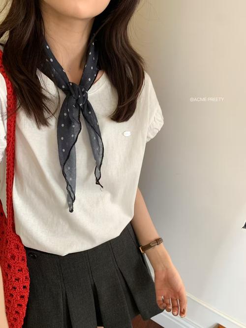 丝巾和短袖怎么搭配衣服