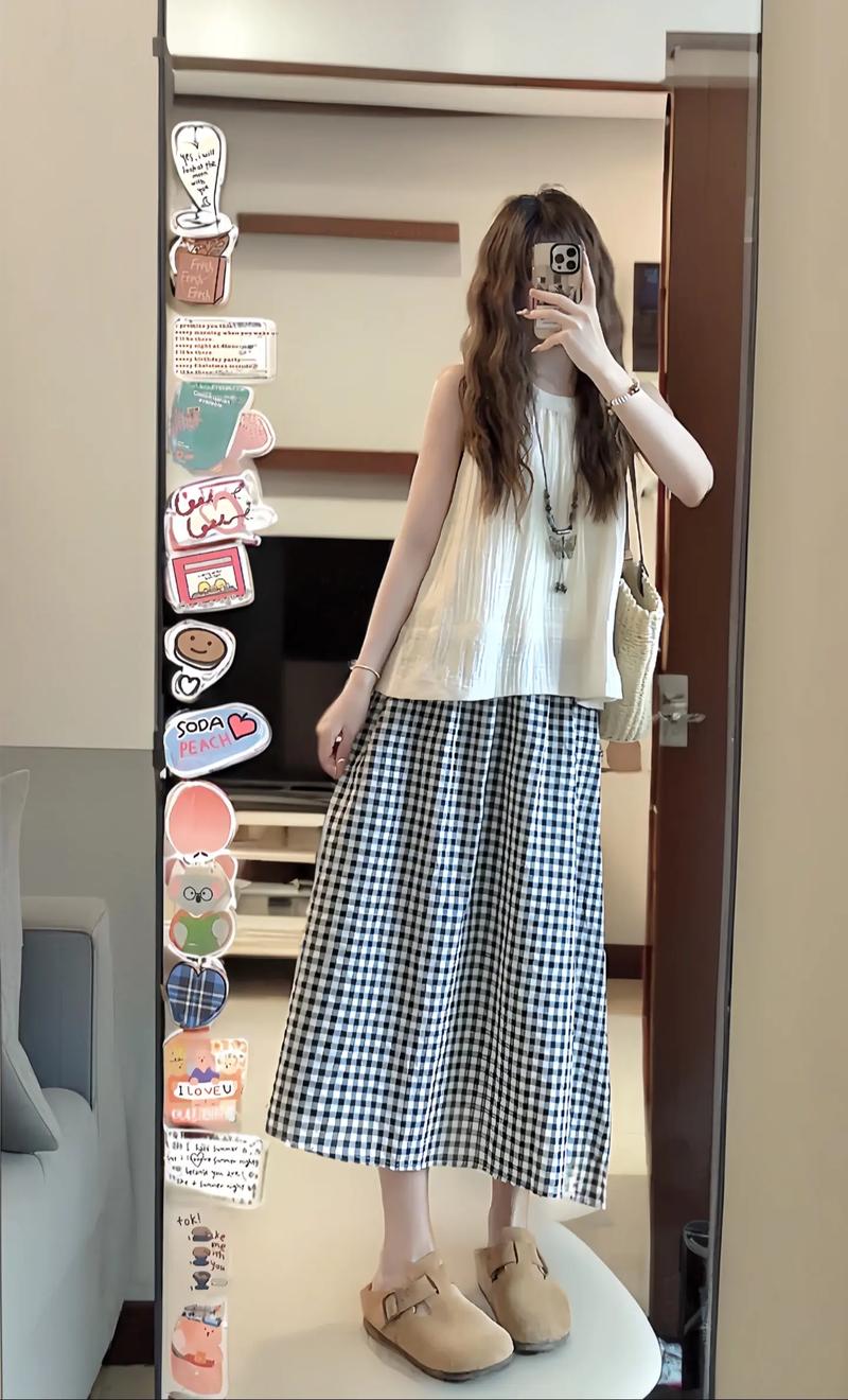 白色格子裙怎么搭配上衣图片欣赏