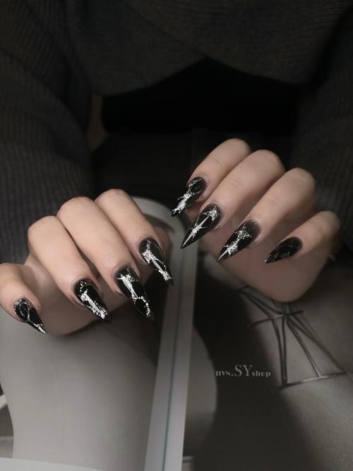 指甲有黑色怎么搭配图片