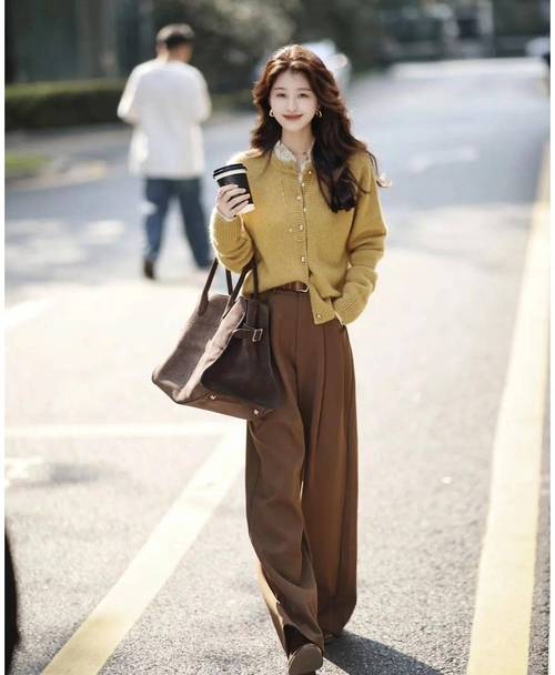 深颜色上衣怎么搭配图片女生