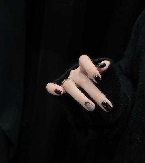 指甲有黑色怎么搭配
