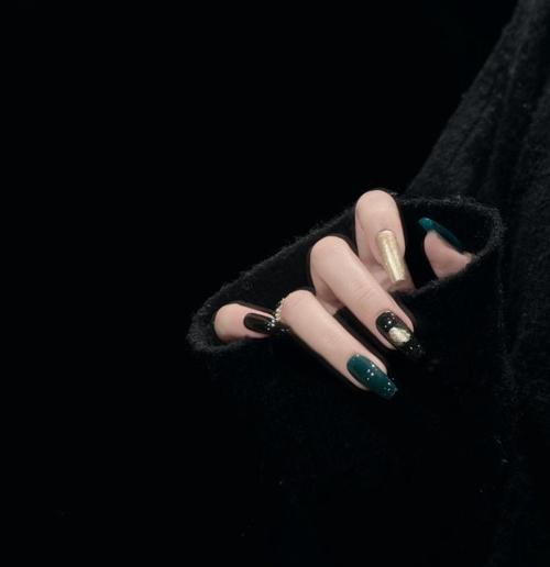 指甲有黑色怎么搭配