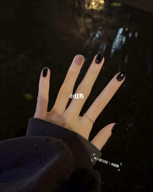 指甲有黑色怎么搭配