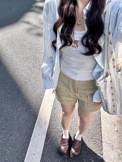 蓝条衬衣怎么搭配图片