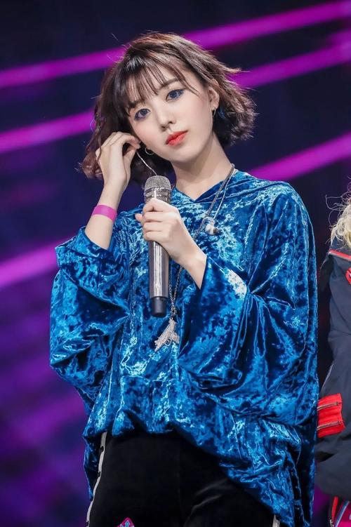 蓝色眼影怎么搭配好看