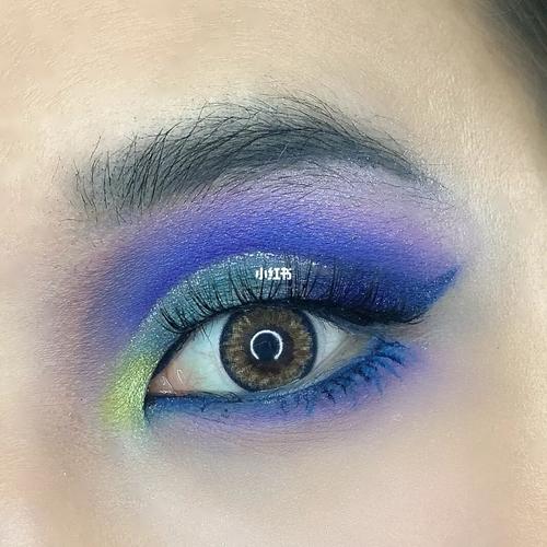 蓝色眼影怎么搭配好看