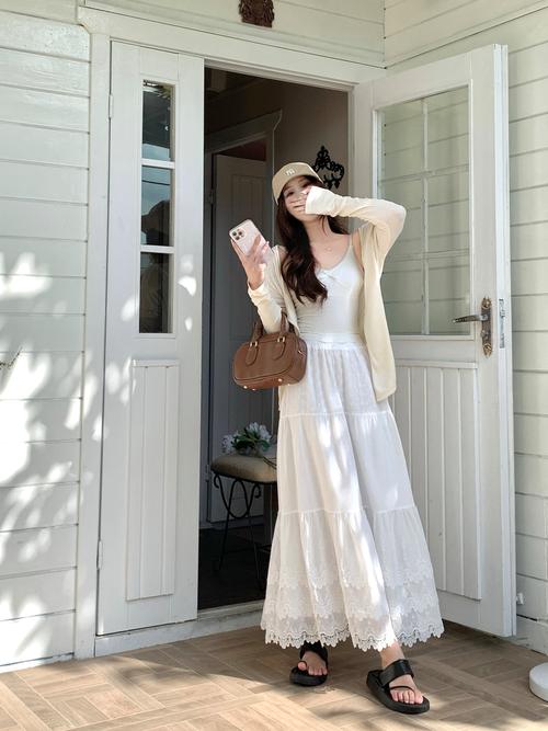 白色蕾丝中长裙怎么搭配