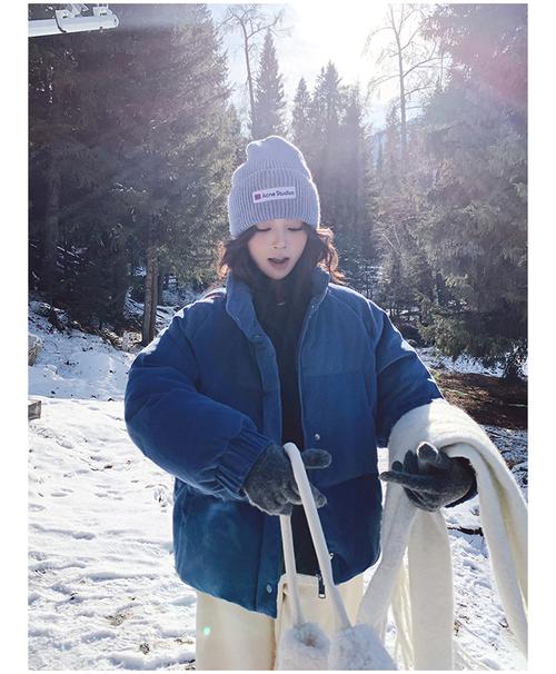 亮蓝色棉袄怎么搭配衣服好看