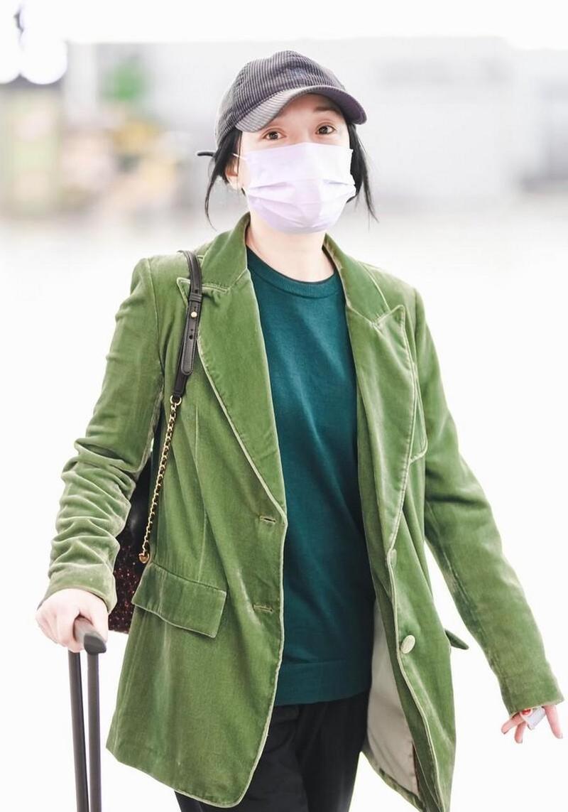 军绿色休闲西装怎么搭配什么裤子好看