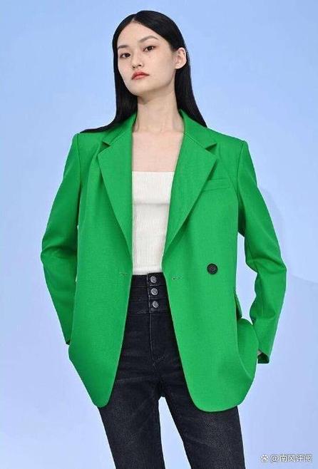 军绿色休闲西装怎么搭配什么裤子好看