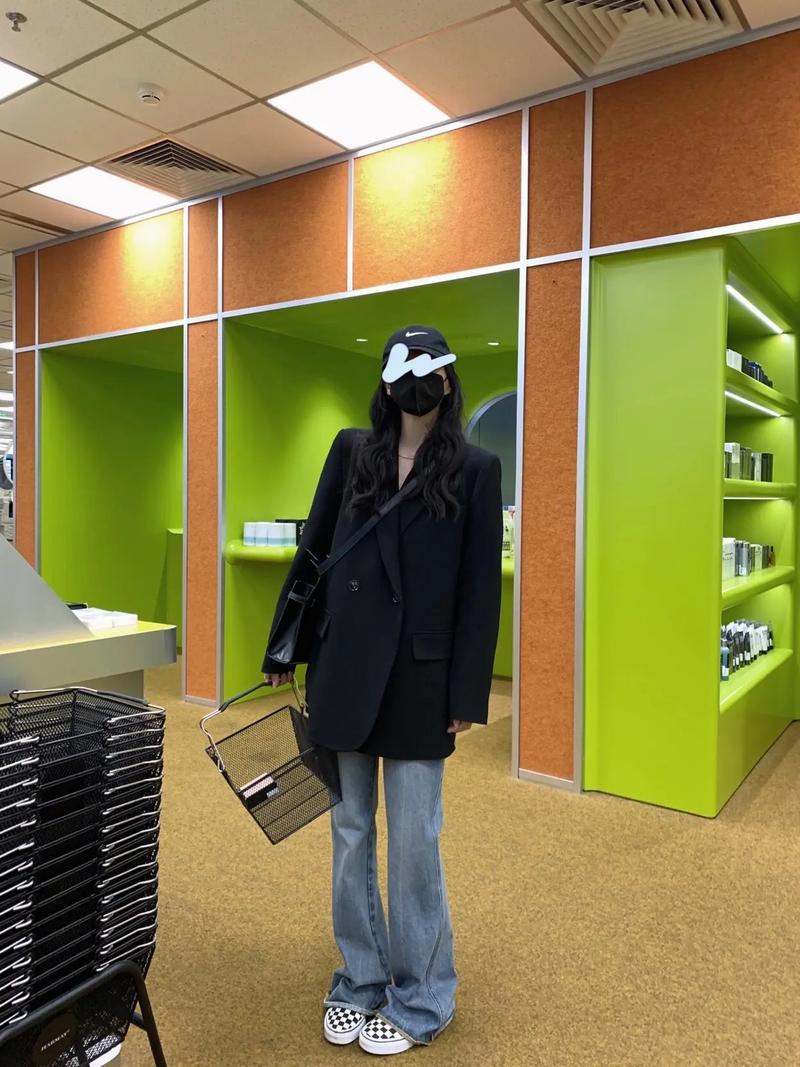 军绿色休闲西装怎么搭配什么裤子好看