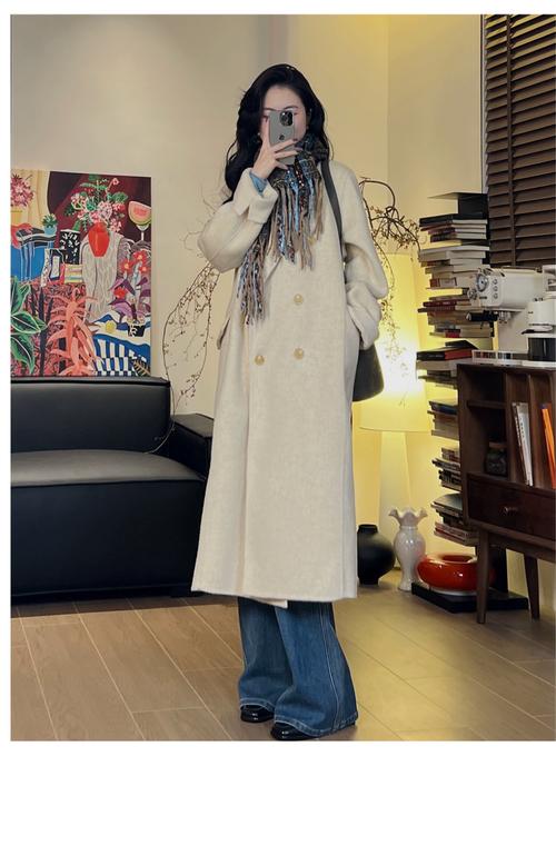 白色长款大衣怎么搭配好看