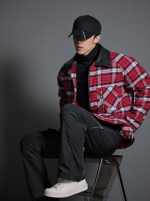 红黑色格子衬衣怎么搭配图片