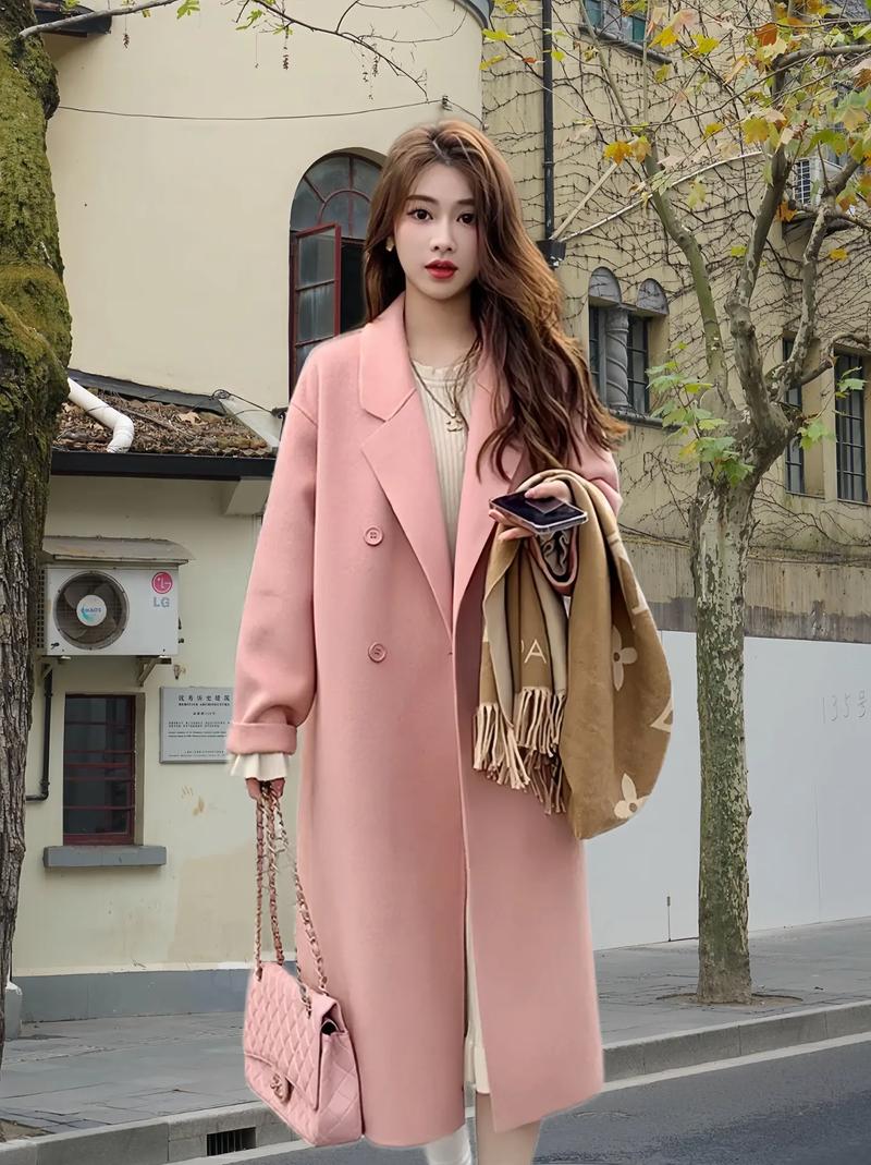 粉色外套冬天怎么搭配