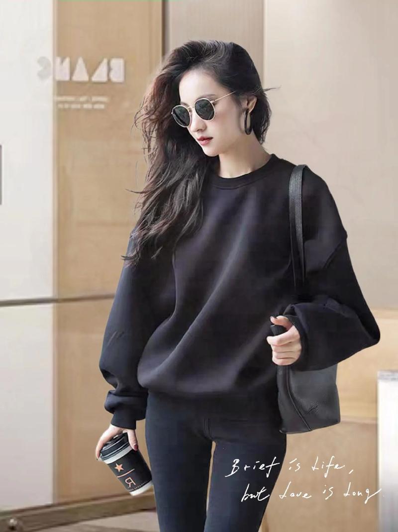 黑色卫衣里面穿什么