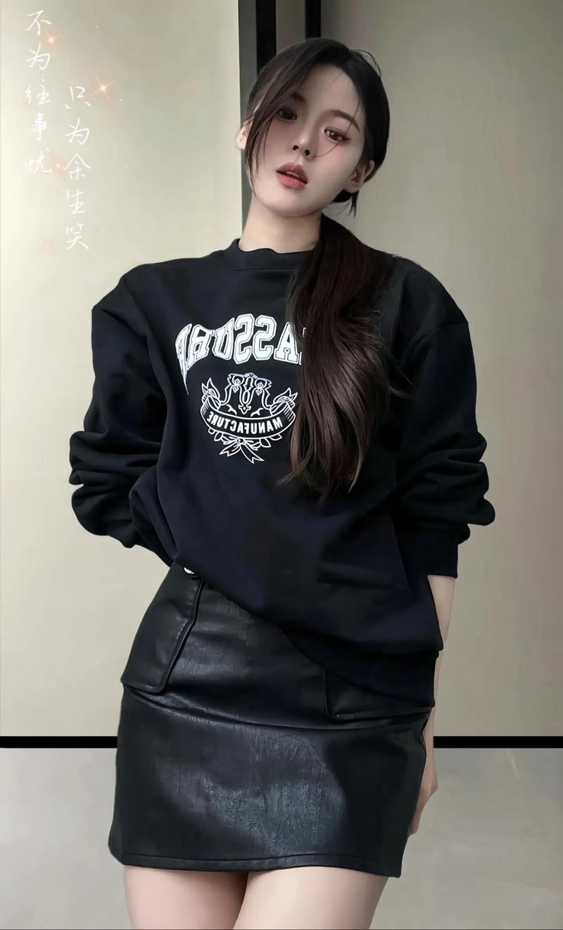 黑色卫衣里面穿什么