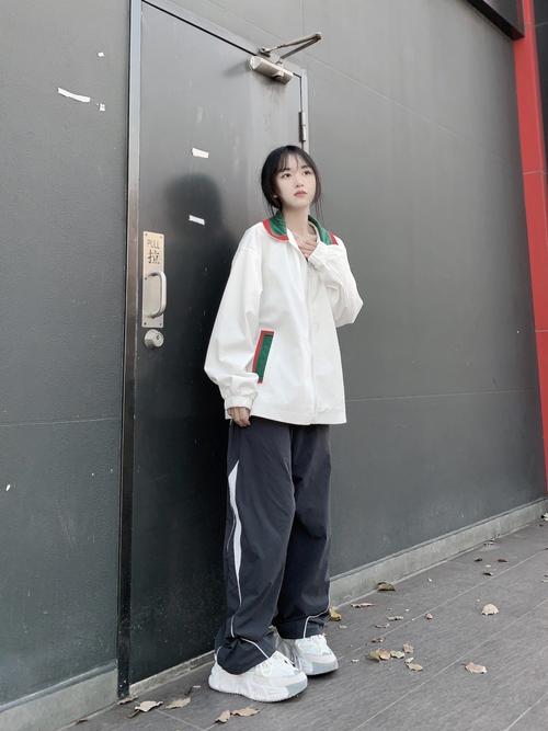 怎么搭配校服裤女