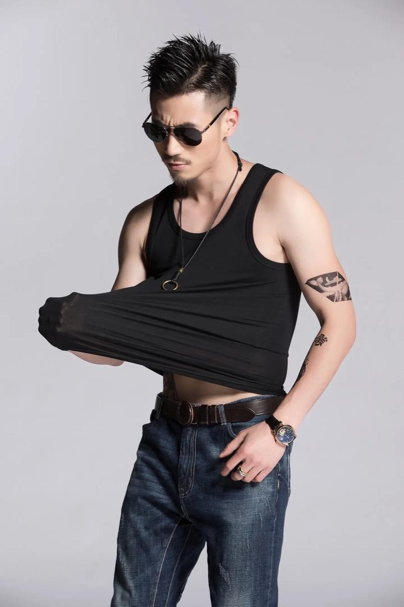 打底背心男怎么搭配